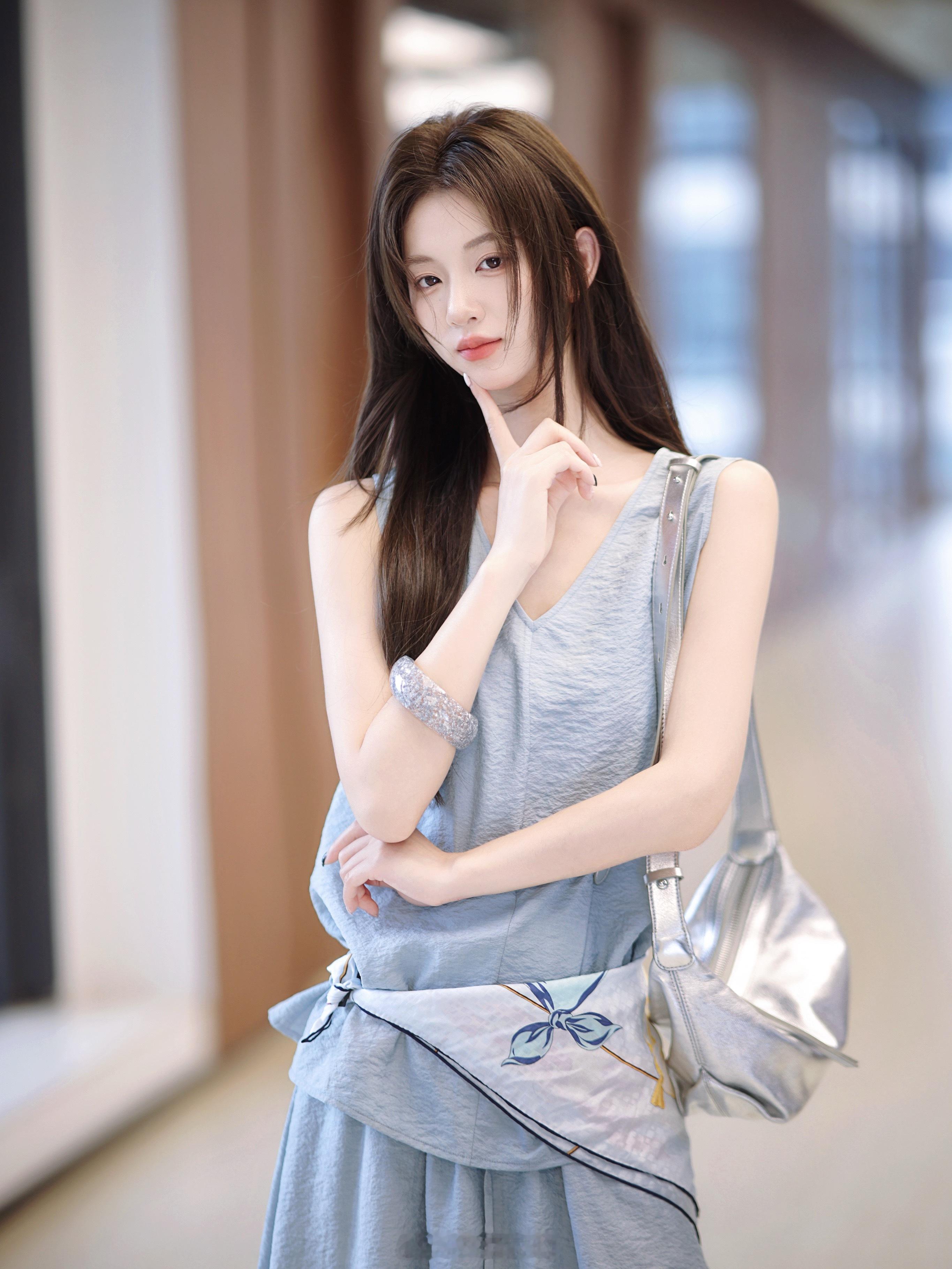 美丽清冷又充满故事性的女主氛围啊！！18姆米桑锦绸 背心/半裙套装这淡淡的蓝 好
