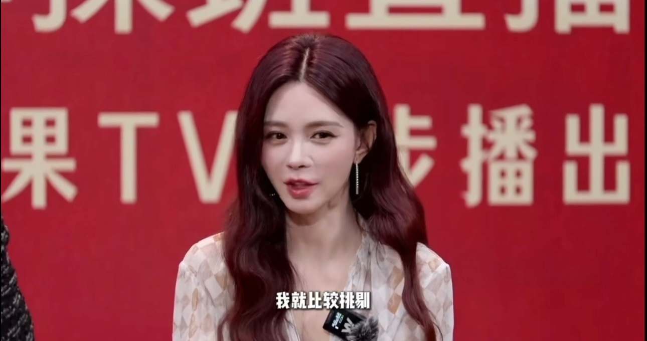沈梦辰被芒果养得很好家乡美食大赛巅峰赛微博探班直播沈梦辰说录完家乡美食大赛，嘴巴