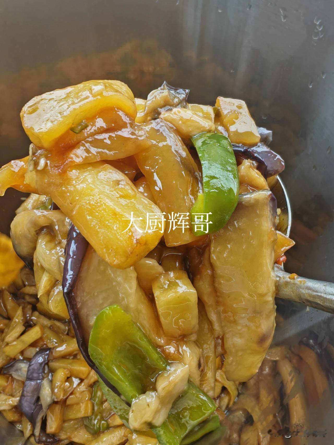 今日午餐地三鲜，只不过形状做了改变。改成了条，土豆条、茄子条先过油炸制金黄捞出控