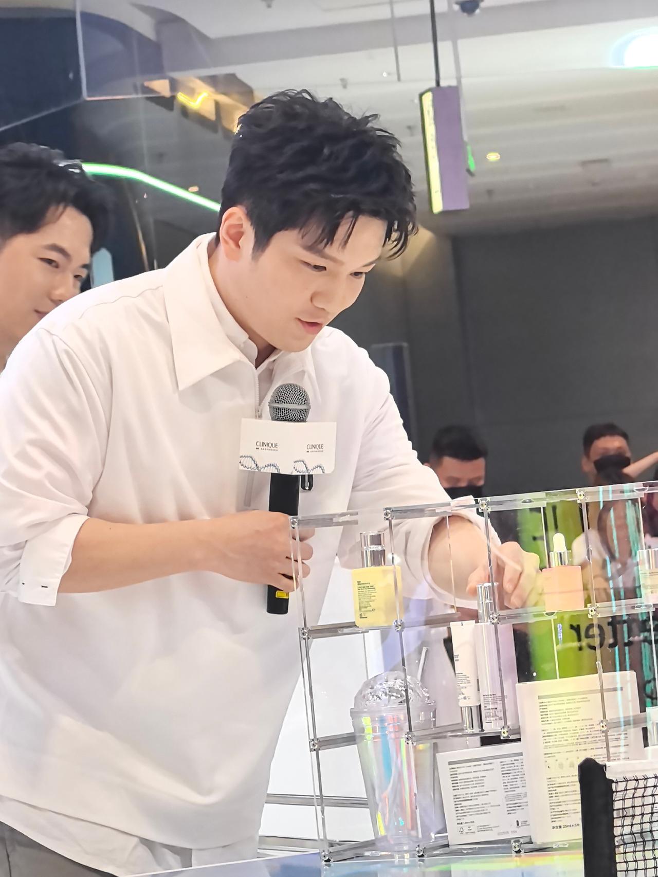 樊振东今日参加代言品牌线下活动路透。清清爽爽男大生的樊振东，现场松弛自在。
很多