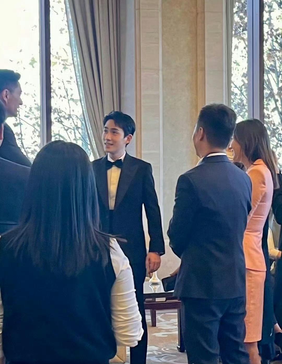 一米八的朱一龙变成一米五前一秒还是高挑男神，下一秒同框巨人，一米八的朱一龙直接“