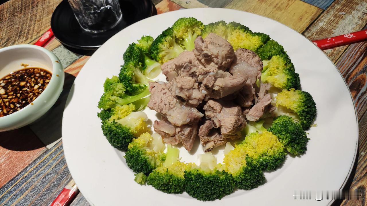 私房小厨，蒜泥排骨

拒绝重腻，专研私房风味
精选优质排骨搭配现打蒜泥
每一丝肌