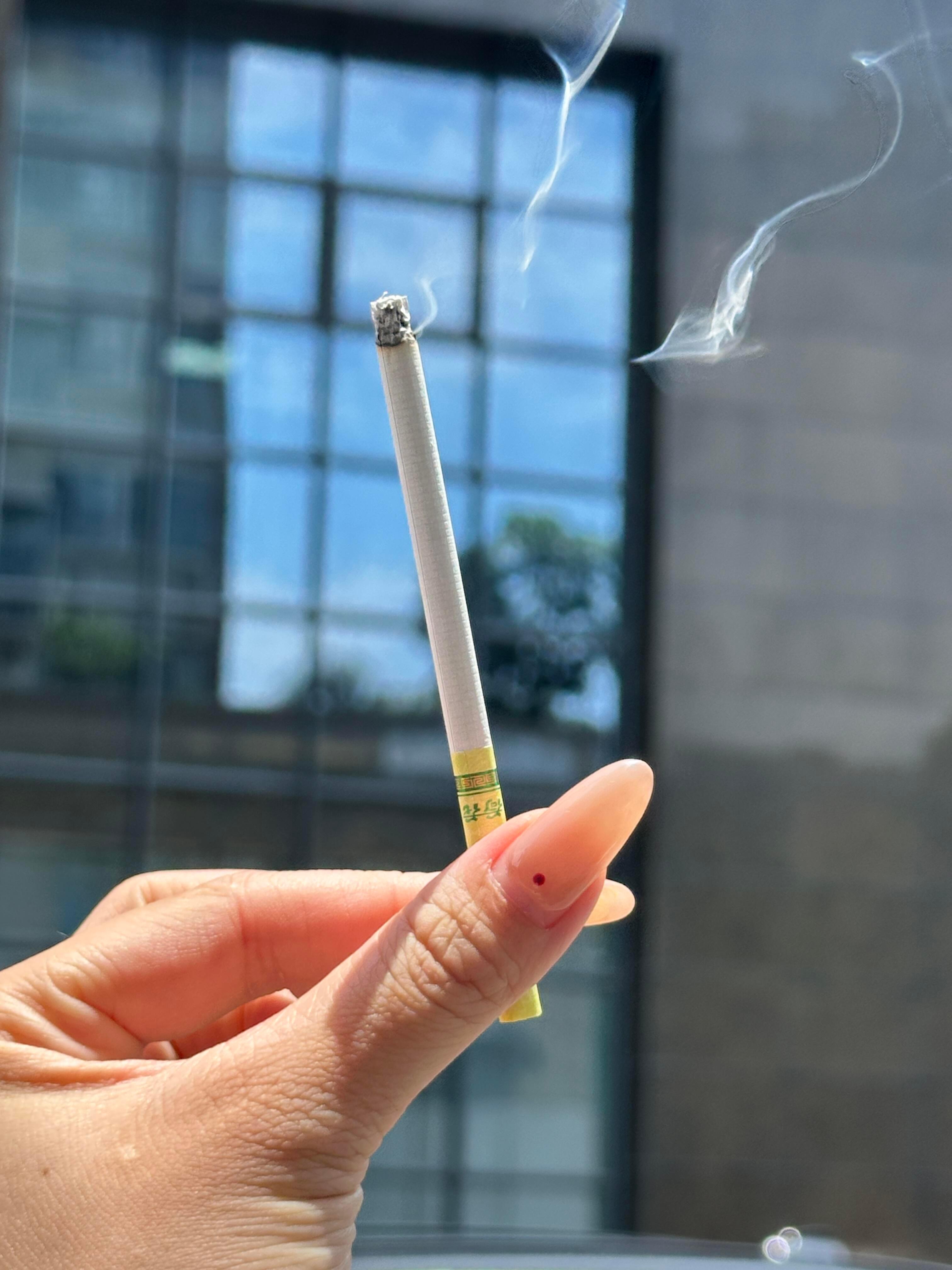 谁都靠不住,除非你有用,在这个烟换烟酒换酒的时代,不要高估你和任何人的关系,生活