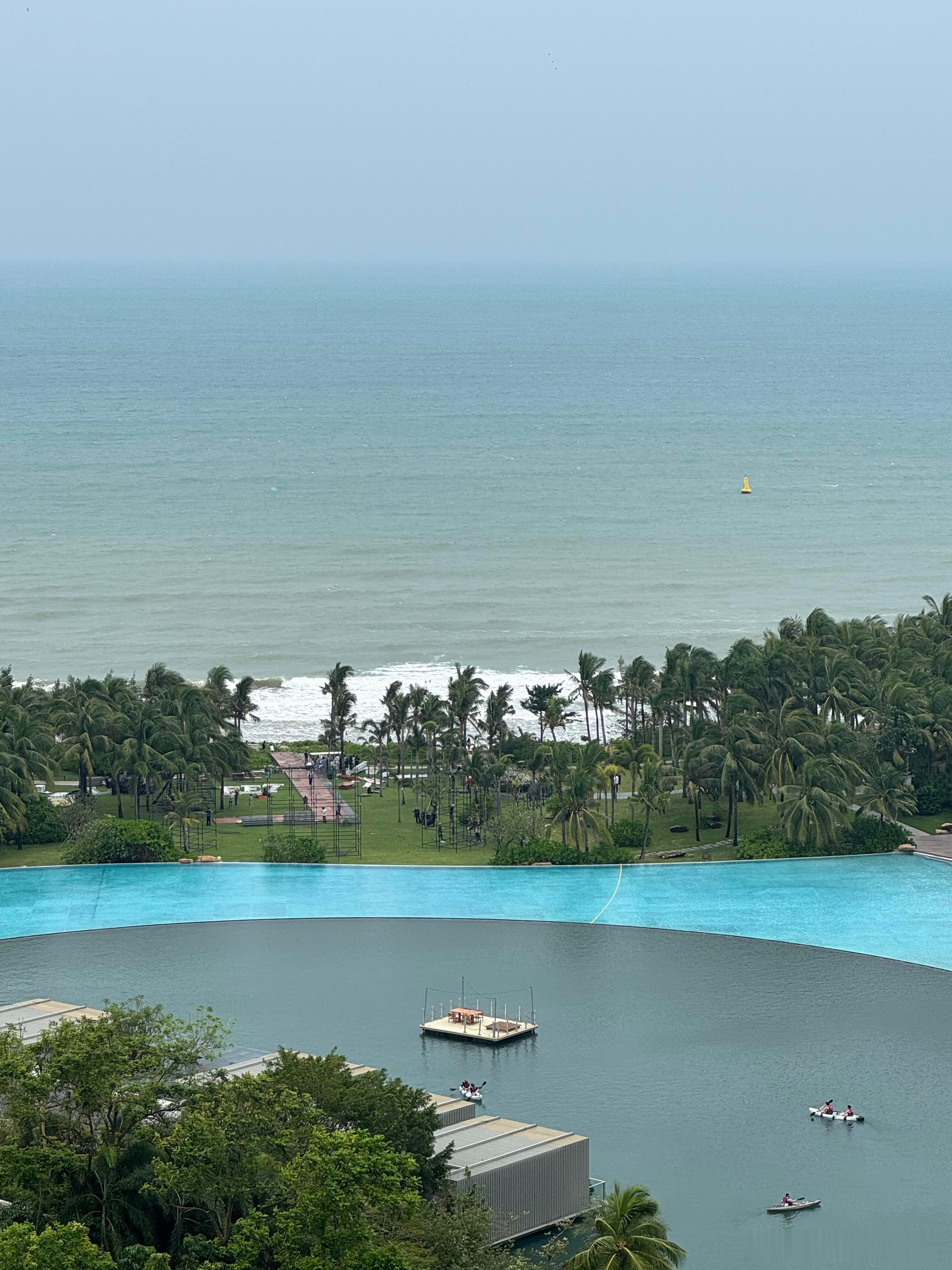 elle风尚大典在搭台子，海边风大造型要注意 ​​​