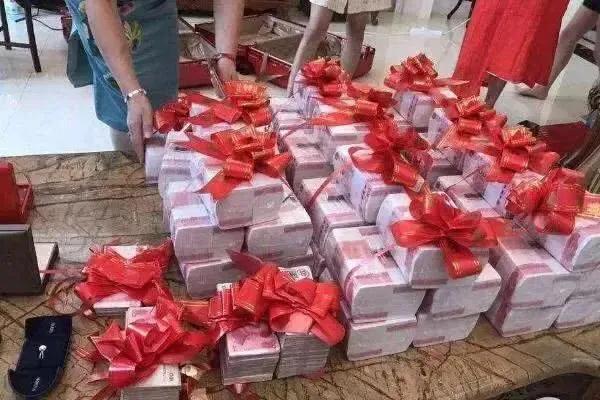 在中国大陆为什么还有人如此恶要彩礼？

因为要彩礼的全部都是生女儿的，他们穷就想