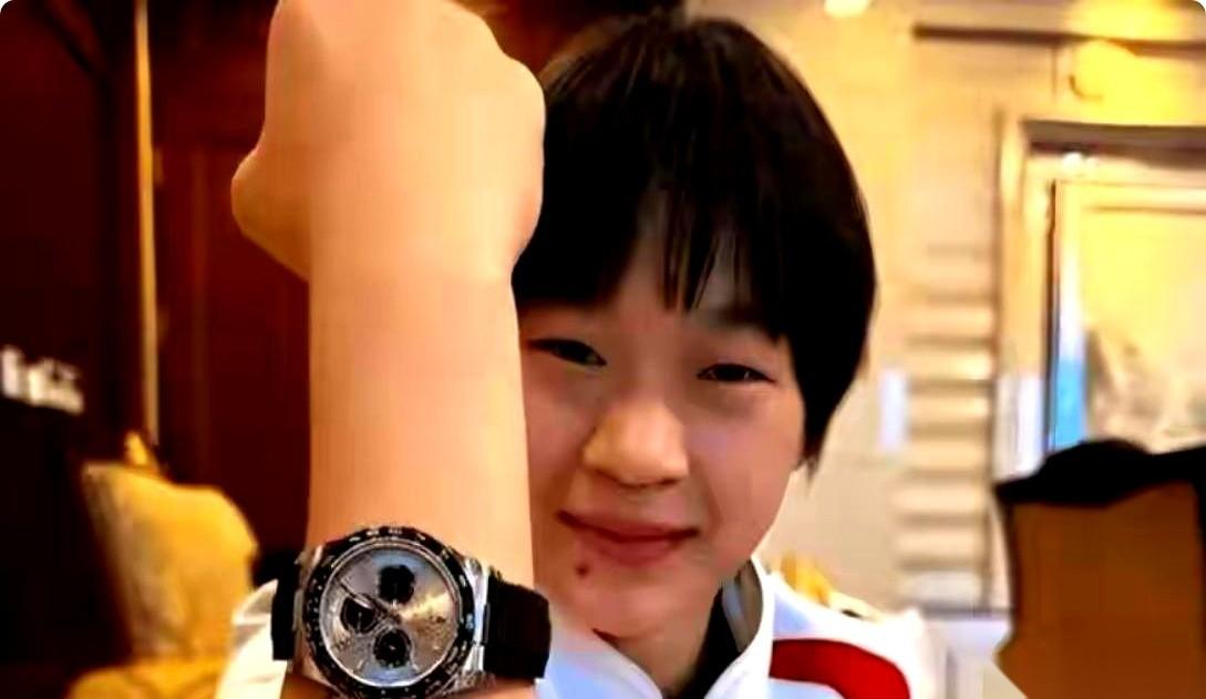 1500块。
你没看错，就是一个世界冠军，国家队运动员，每个月的基本工资。
当然