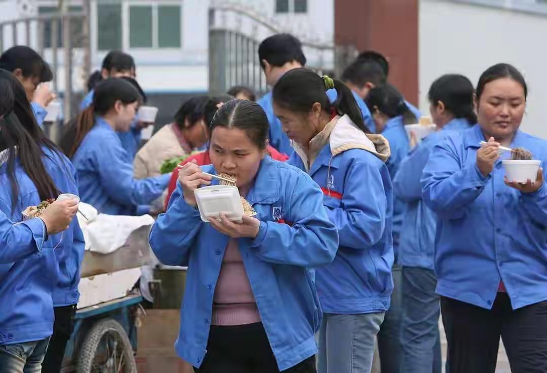 本该只是临时补充的劳务派遣，如今在不少地方被用变了味。明明干着同样的活，签合同却