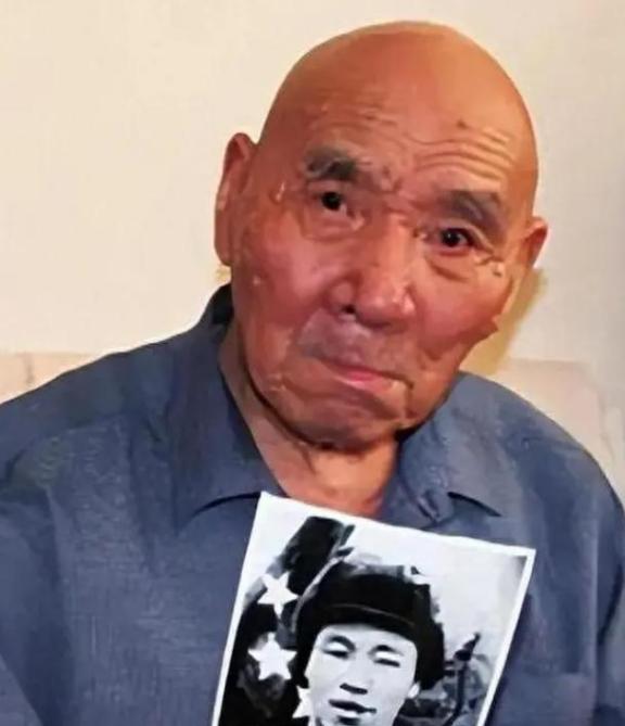 1953年，一名来自山西的志愿军战士来到北京，参加英雄代表活动。他曾在朝鲜战场上
