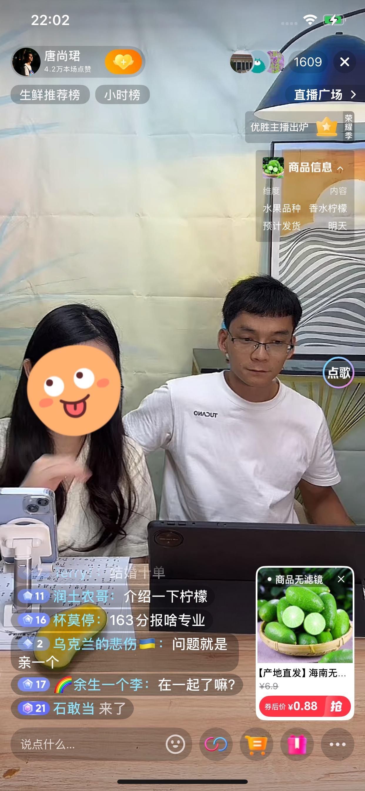 唐尚珺不容易，一边要上学，一边还要直播卖货挣点生活费，还要担心母亲在家的情况。