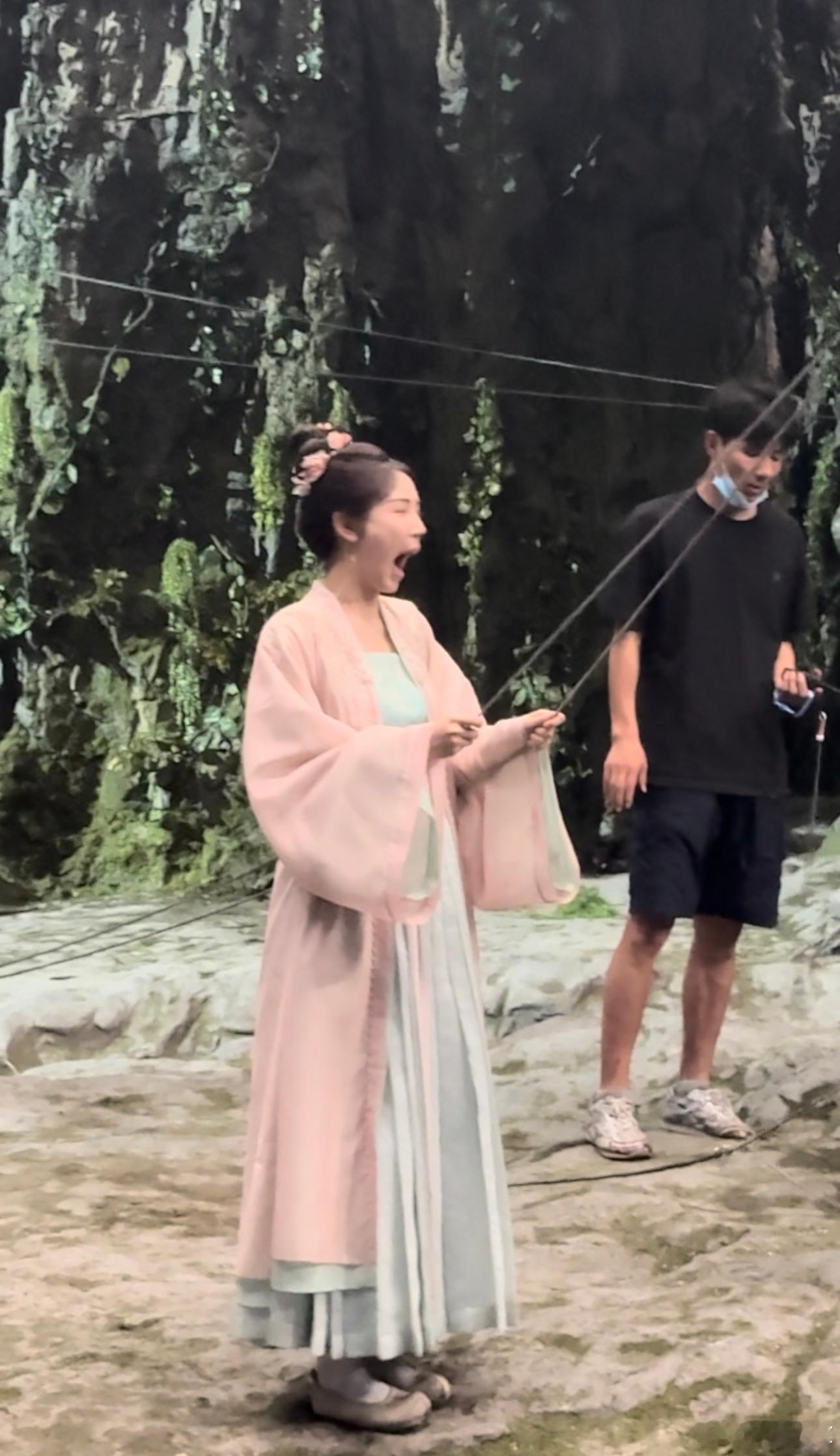 最大的勇气，有时不是冲锋陷阵，而是在遍体鳞伤后，依然选择去爱、去相信。江湖路远，