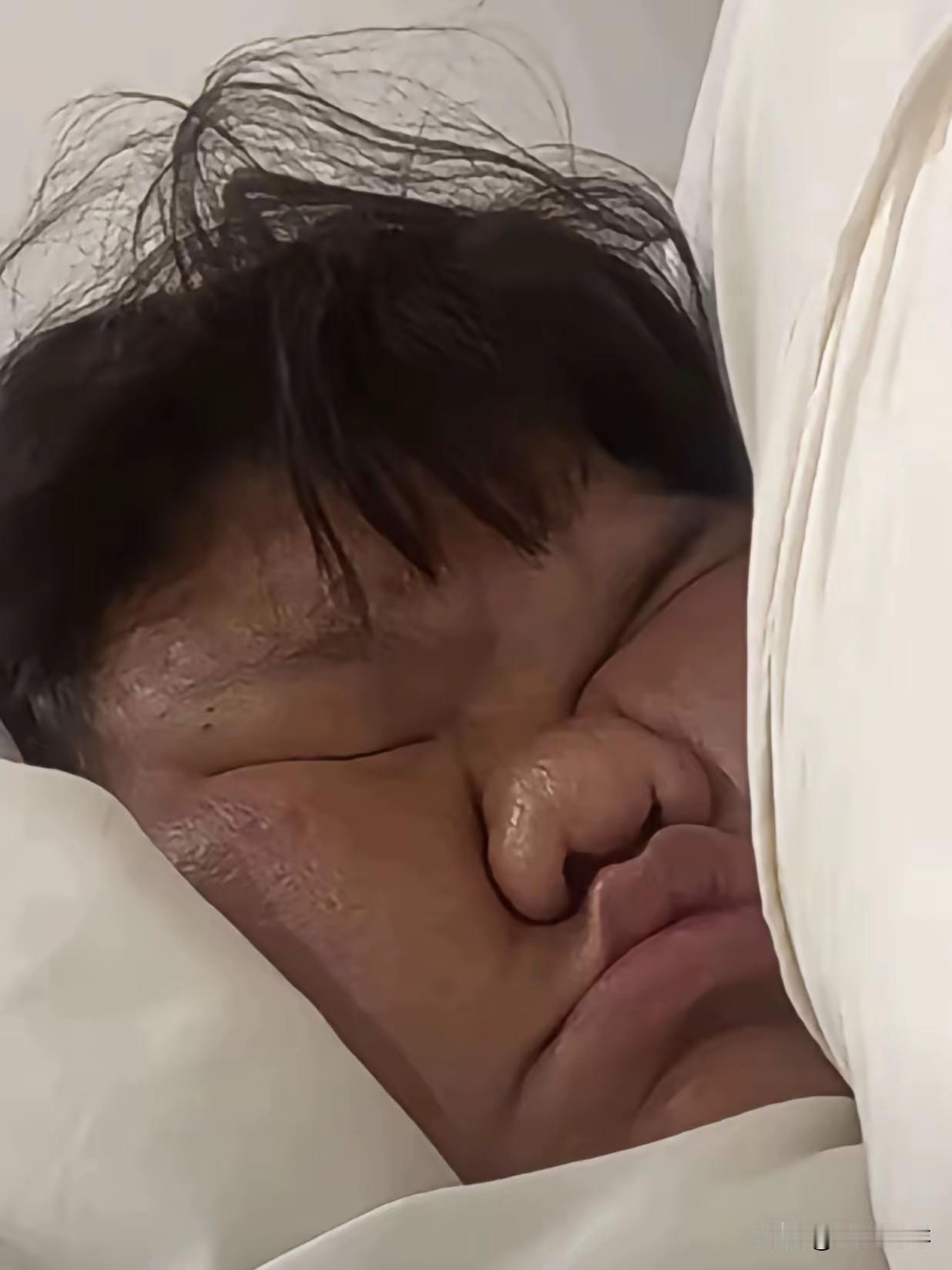 我离开村子外出打工十几年，也没攒下什么钱，更讨不到老婆。隔壁二大妈给我介绍了一个