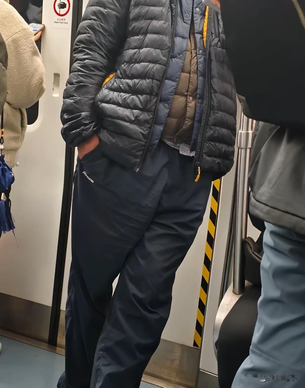 大哥，你家羽绒服挺多的啊！
冬天的仪式感，羽绒服穿起来，一件两件三四件[呲牙]