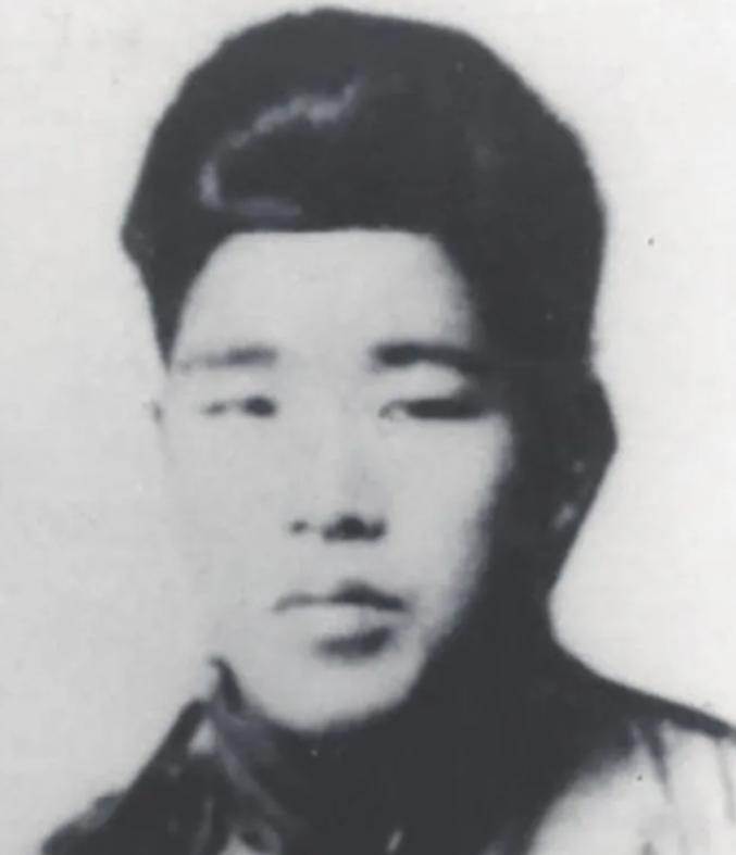 深夜，一名日军翻进老农家，偷偷将一摞钱塞进窗户，低声道：“千万别声张，这是白天拿