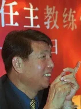 00年根宝重出江湖执教上海中远，没有豪言壮语，在争议中冲上甲A
话说在2000年