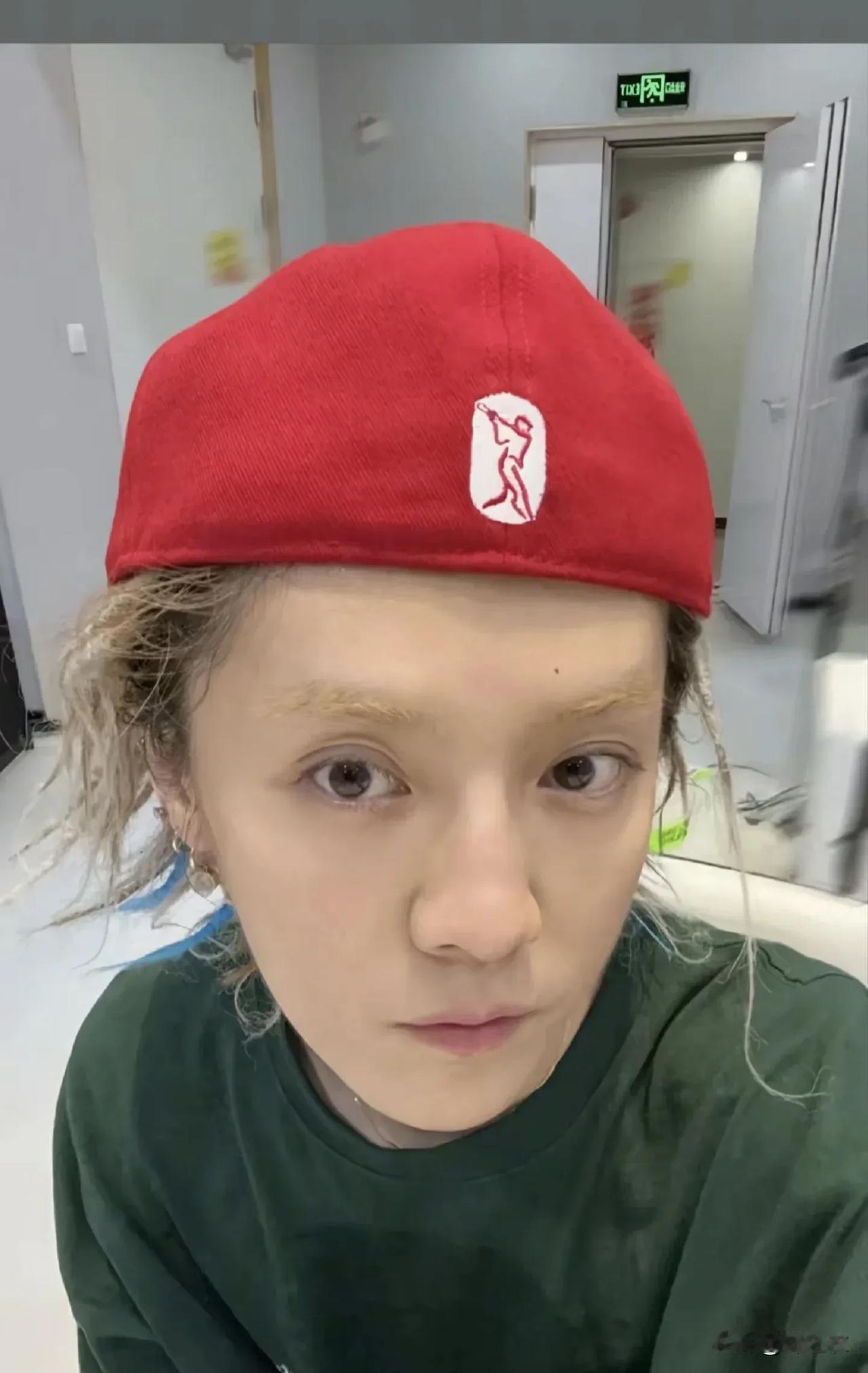 我想说，鹿晗非得因为分手失恋才会瘦的吗？难道不能因为他直播怼黑粉然后莫名被网暴被