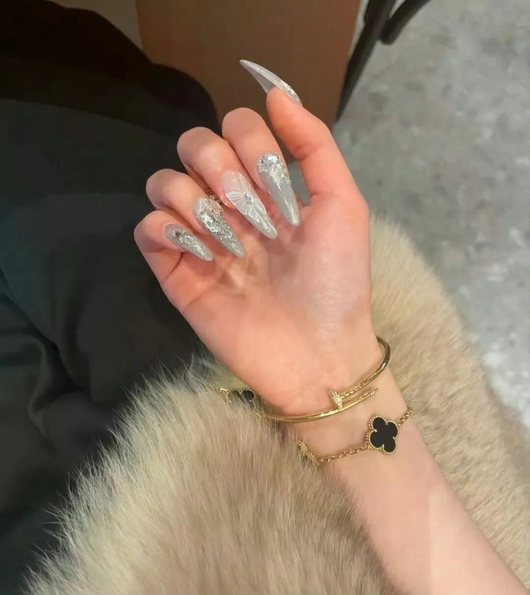 我此生最恨的两件事：因为玩手机耽误睡觉因为睡觉耽误玩手机 