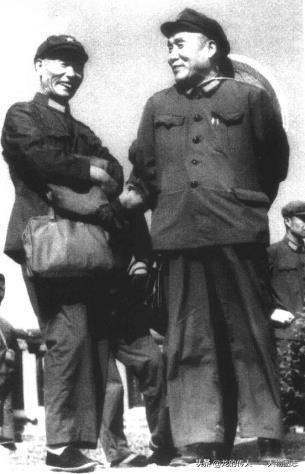 李达与参加过宁都起义的老战友孙毅合影。