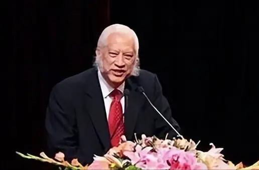 长着洋人脸，捐了4个亿，他说"我没中国血统，但有100%中国心"，谁还敢说血缘决