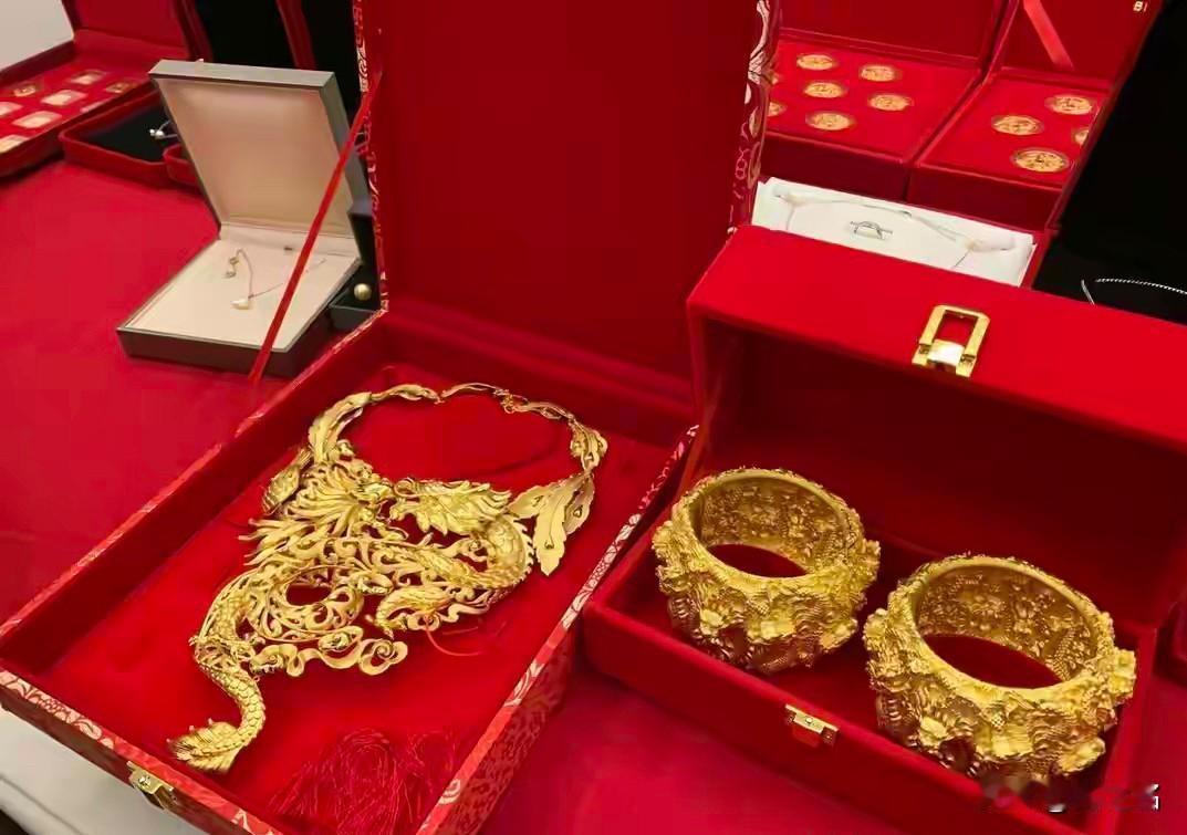 这一代年轻人被婚俗和钱包夹击的体面：长辈说“三金五金不能省，那是婆家的心意”；银