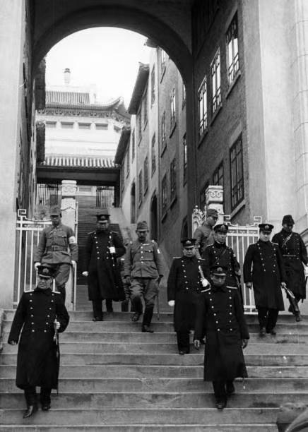 图一：1939年2月22日，汉口，日酋高松宫宣亲王在“视察”期间参观武汉大学。