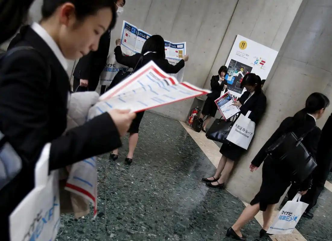 日本“就业冰河期”最值得研究的一点，不是政府简单选择了“保企业、牺牲年轻人”，而