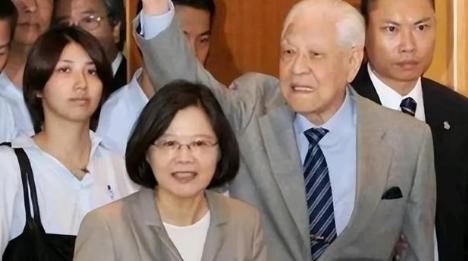 台湾一些台独分子，开始逃离台湾，他们转移家产，私密买下黄金，想长期移民海外。
