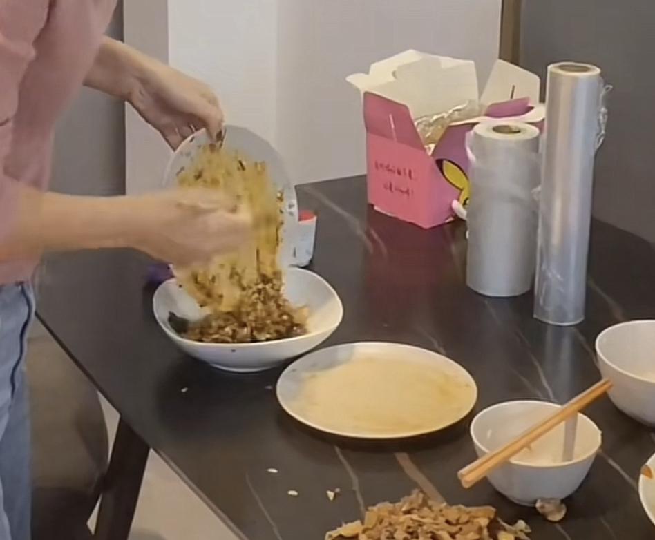 女子婚后全职照顾全家老小十多年，离婚后却只获得5万元的家务补偿，这到底是对她付出