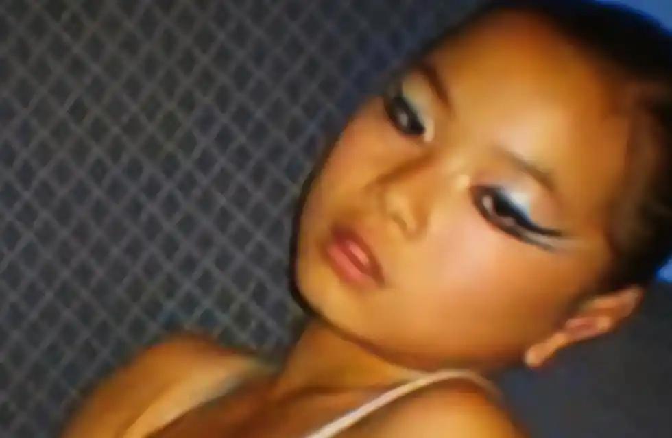 西班牙夫妇领养贵州女娃，12年后孩子身亡，养父电脑里的照片撕开伪装 

2001
