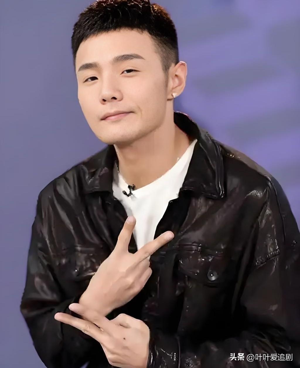 李荣浩这个人
你不能细看
因为你一细看，越仔细看越觉得他长了一张让人很放心的老实