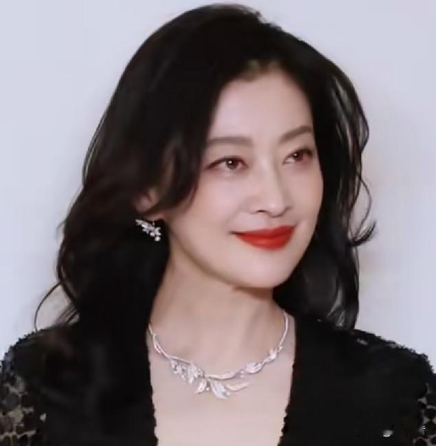 梅婷，1975年生于江苏南京，国家一级演员，身材高挑丰韵，气质优雅迷人。13岁入