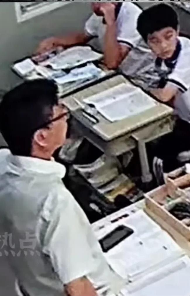 天津，男生上课期间随意进出教室，还当众辱骂老教师，老教师一怒将男生推、拽出教室。