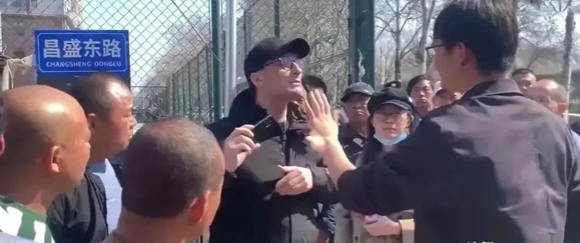 燕郊大爆炸附近，中央电视台记者被阻拦，该围起来的围起来，该架走的架走，岂止央视记