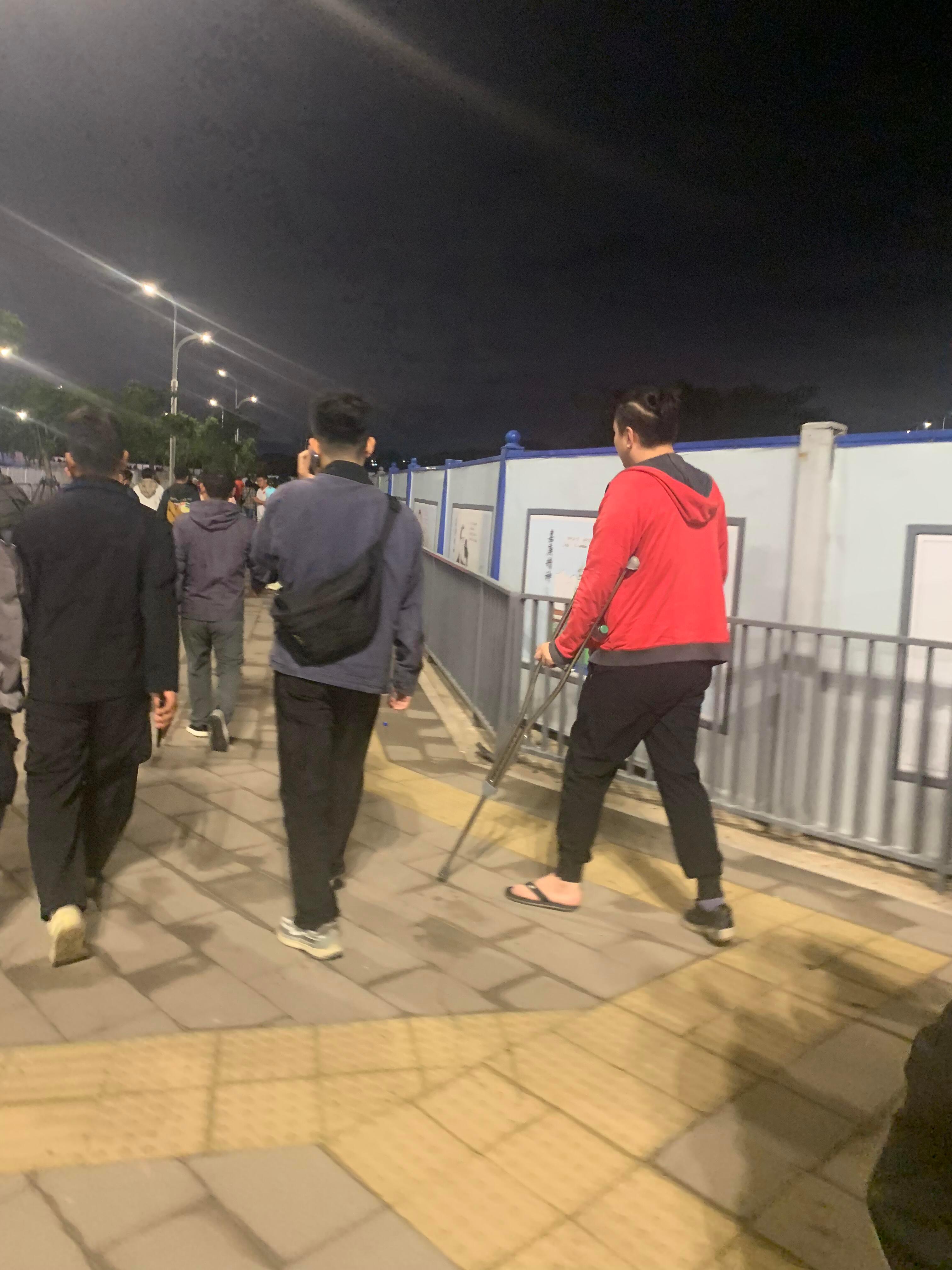 拄拐也要来厦门看国足对阵日本，这真的是铁粉！ 