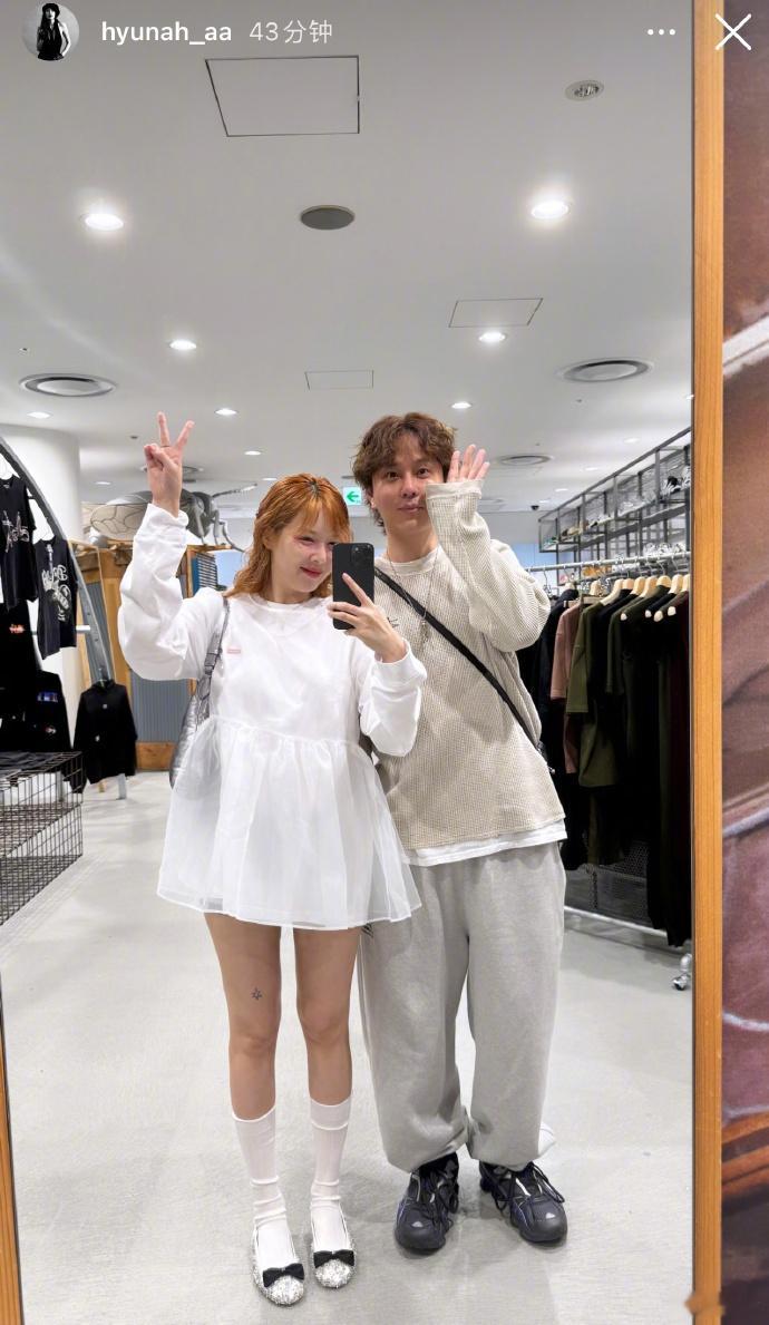 #泫雅更新蜜月照# 一堆泫雅美照来袭！婚后的泫雅生活很幸福呢，泫雅穿的裙子壁垒了