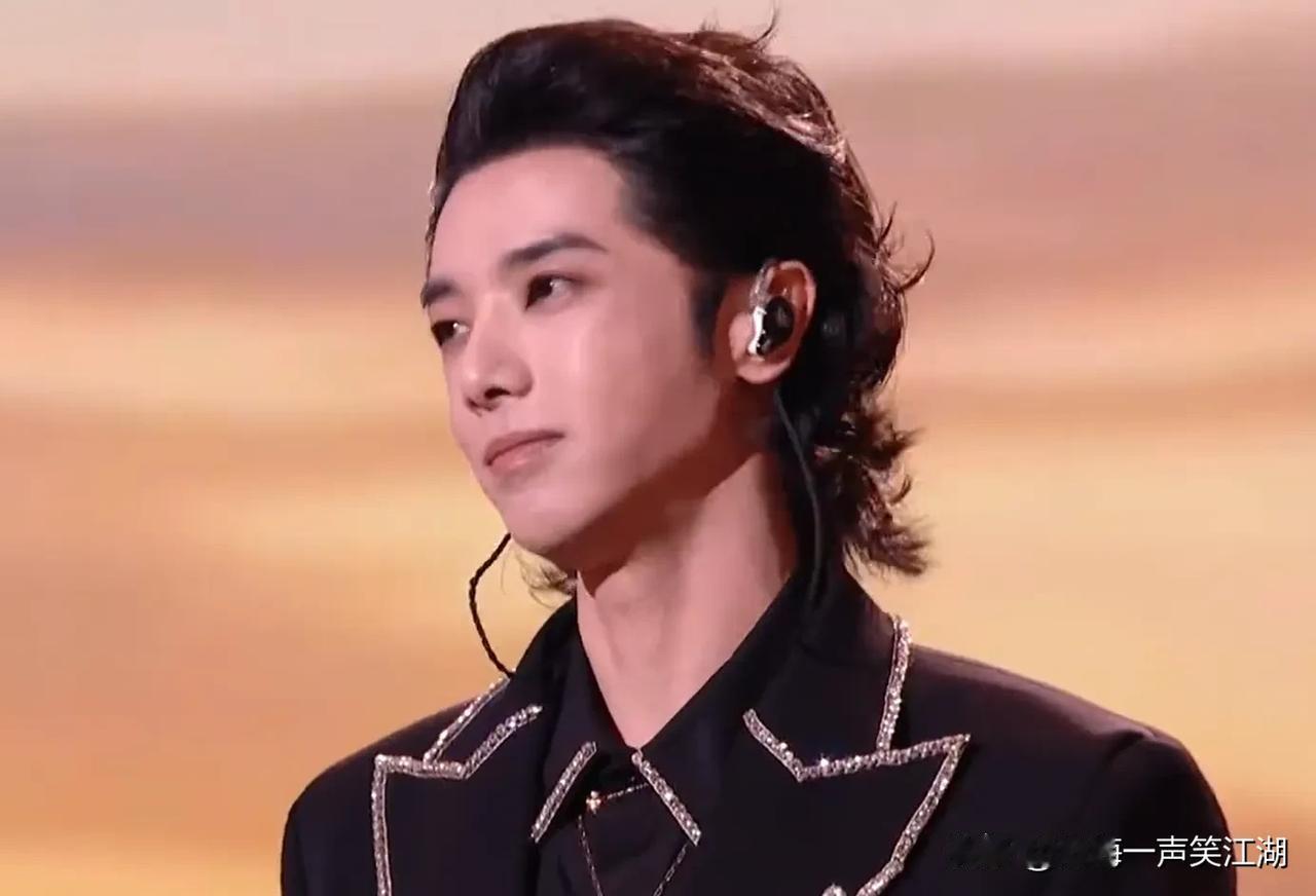 华晨宇这骚操作，
王健林看了都得“大写的服”，
这简直就是跨界打造“万达广场”啊