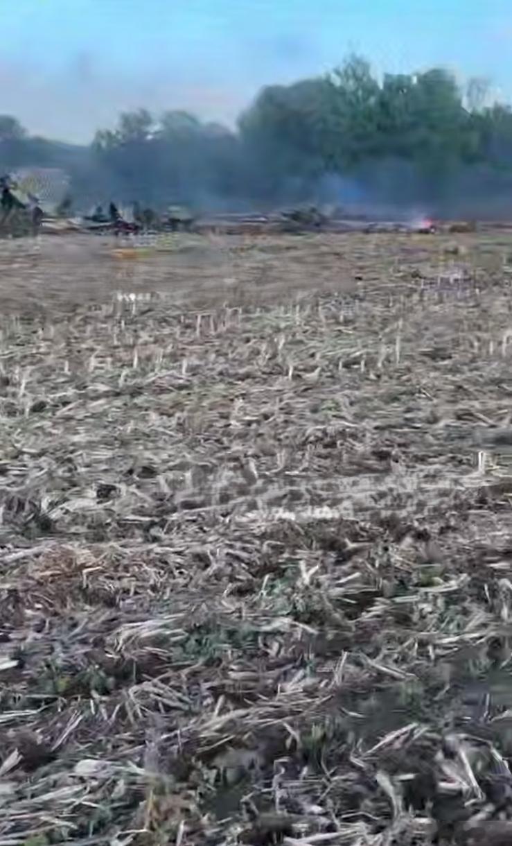 苏-24M 战斗轰炸机坠毁赫梅利尼茨基州境内传出剧烈爆炸声，随后当地出现乌军战机