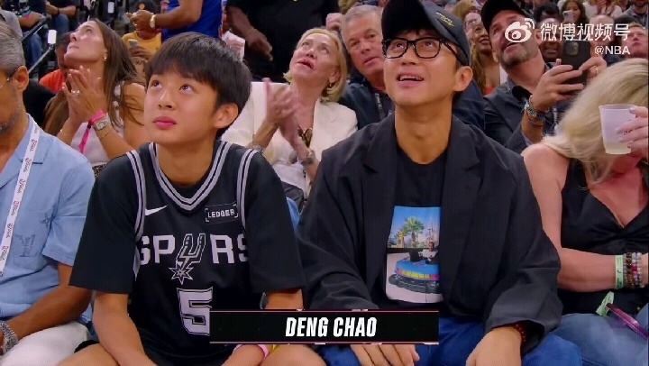 邓超老师带儿子去现场看nba总决赛了。这明明带了个小孙俪邓超观战nba总决赛
