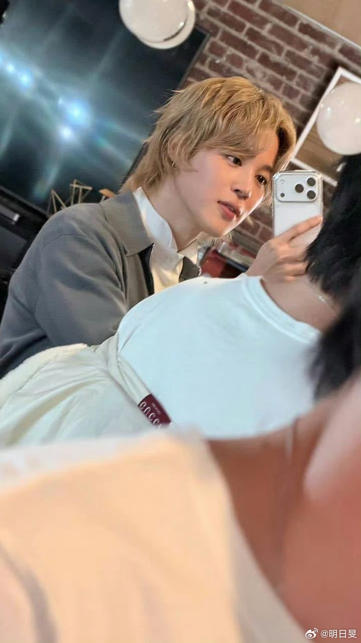 朴智旻温柔美丽的卷毛宝宝🥹我好喜欢！ 