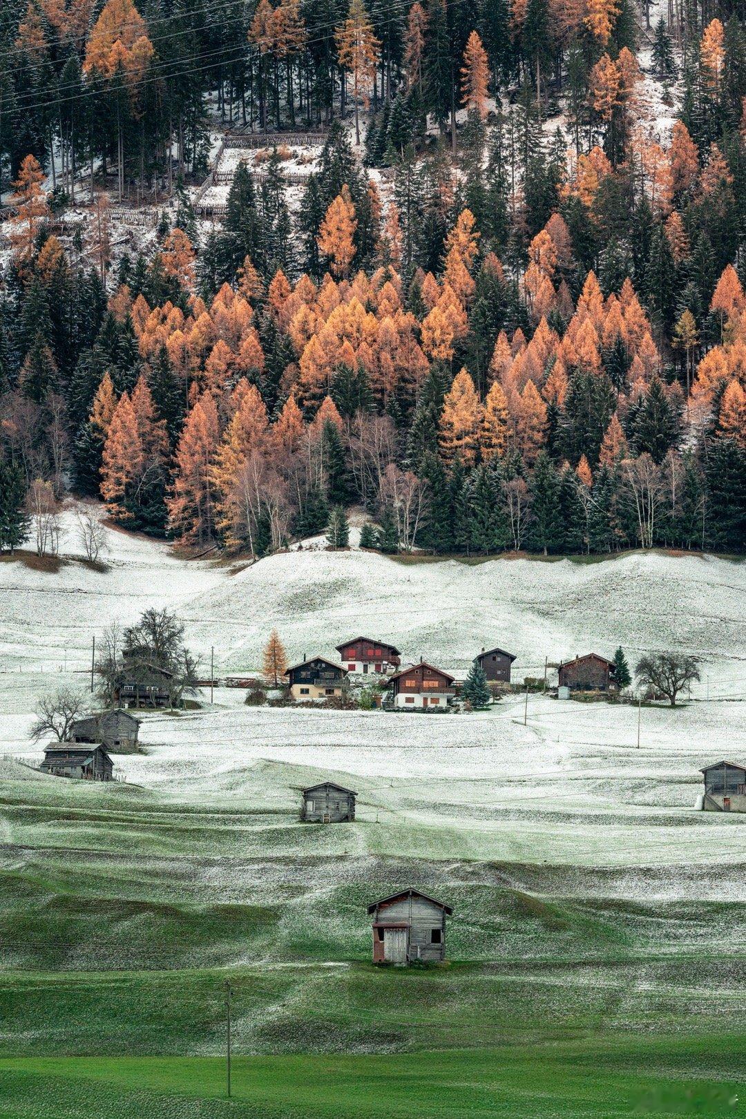 瑞士独有的风景，一个场景搭配夏秋冬的风景～绿意盎然的草原、一层薄薄的积雪、发黄的