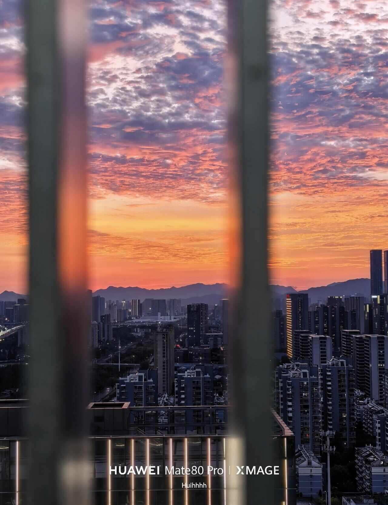 写在 28 岁生日这一天
生日前一天晚上加班的时候隔着窗户拍到了橘子海晚霞，很美