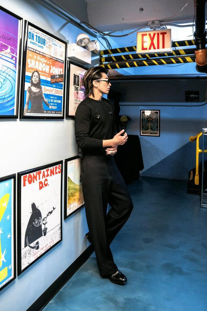 蔡徐坤完全法拉利蔡徐坤年下熟男感 蔡徐坤这一身看着简单但杀伤力太大了，年下熟男感