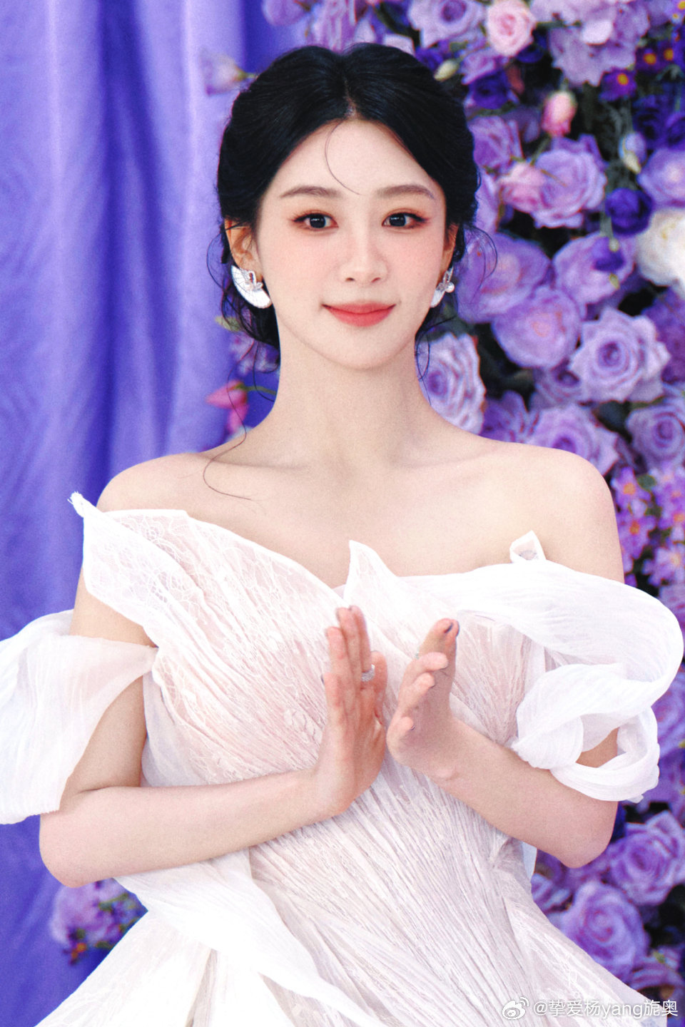 永远都记得你的笑是多么的美好，想让你的脸上一直挂着笑容，想让你无忧无虑的 