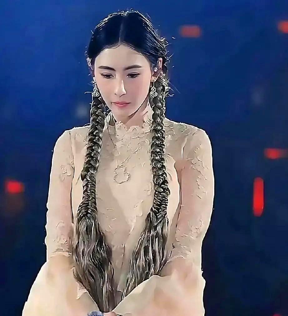 张柏芝42岁被夸像洋娃娃，照片一出全网都在问怎么保养的。
她一个人拉扯着三个娃，