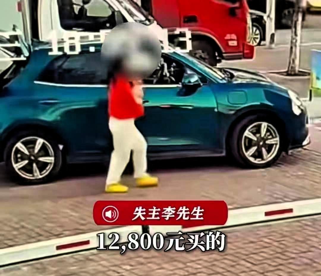 买海鲜逃单，抱走摊主12800的小狗，被报警后拉黑民警！秦皇岛这位红衣女士，真是