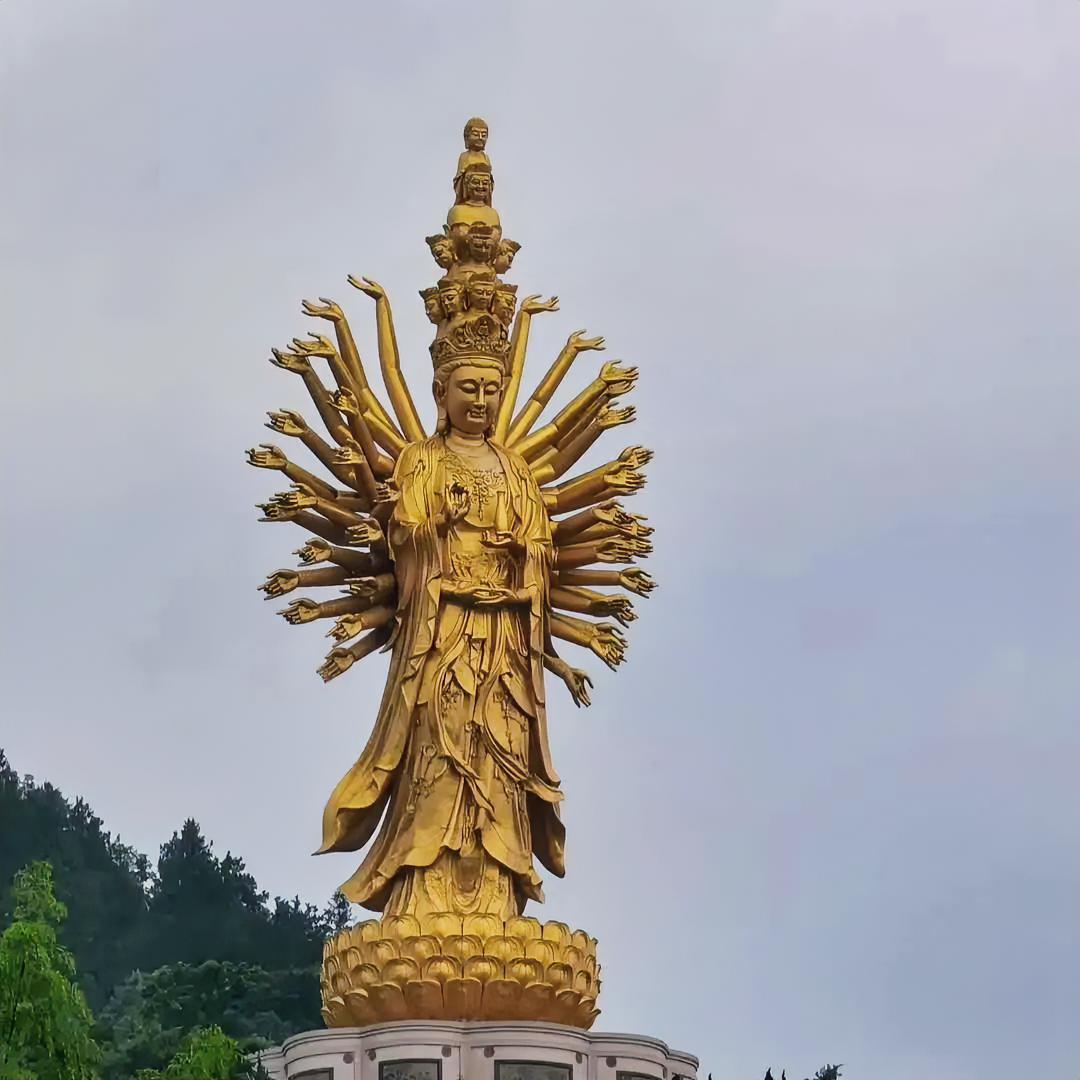 人生已经没有了我期待的样子，踏过高处，也从高处跌落，走进低谷，拜佛也没用，以前有