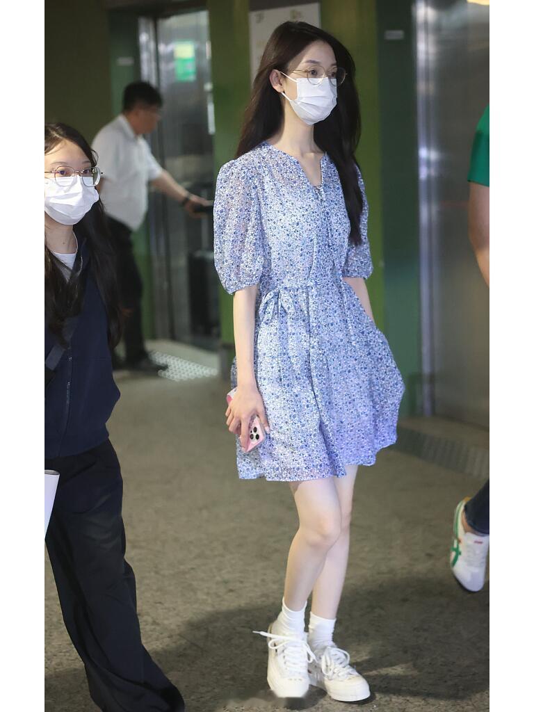 陈瑶私服，蓝灰色印花连衣裙清新笁美 ​​​