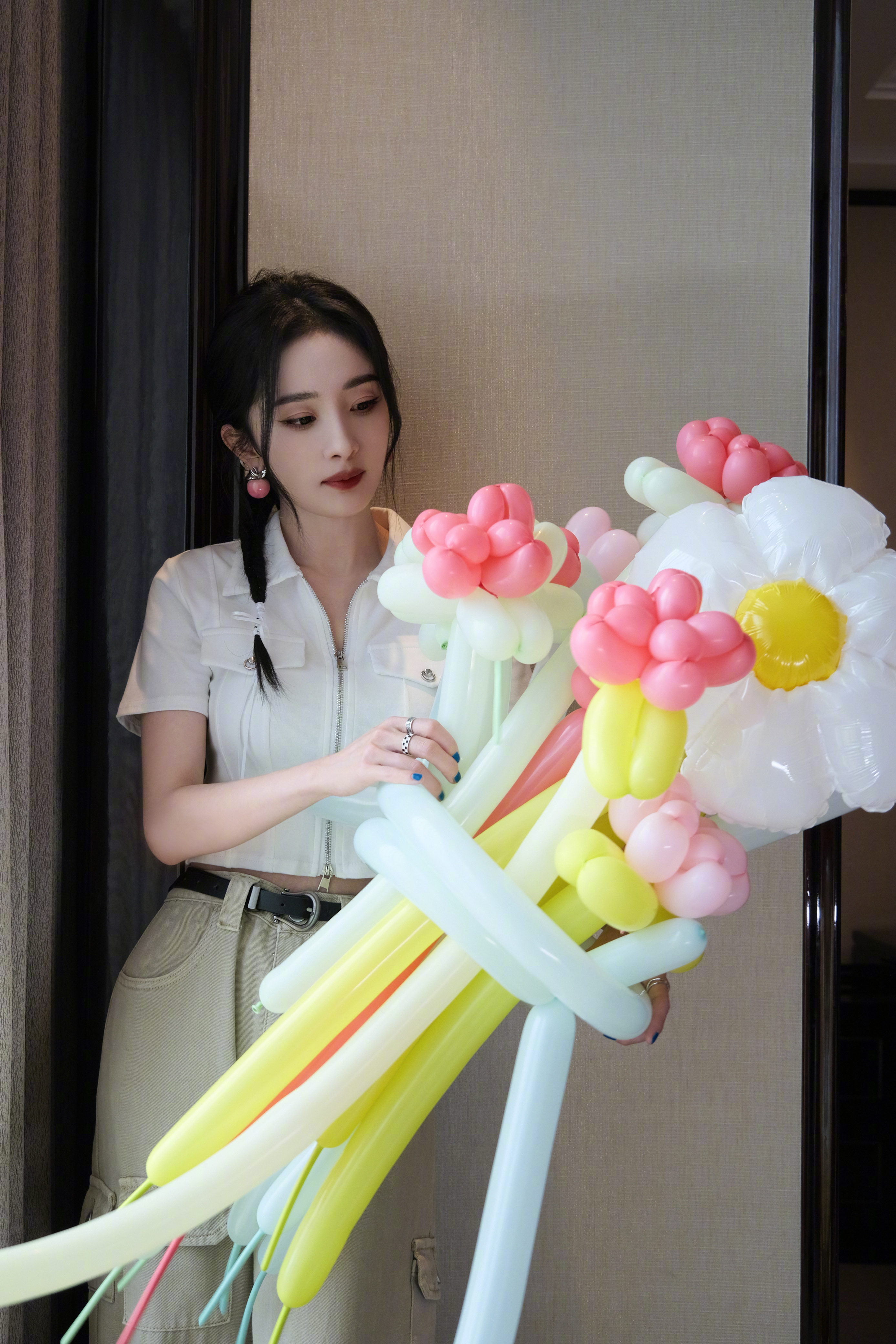 杨幂气球花随拍四宫格~白色短款白T+长裤工装裤，元气满满，我们一会见~[哇]​​