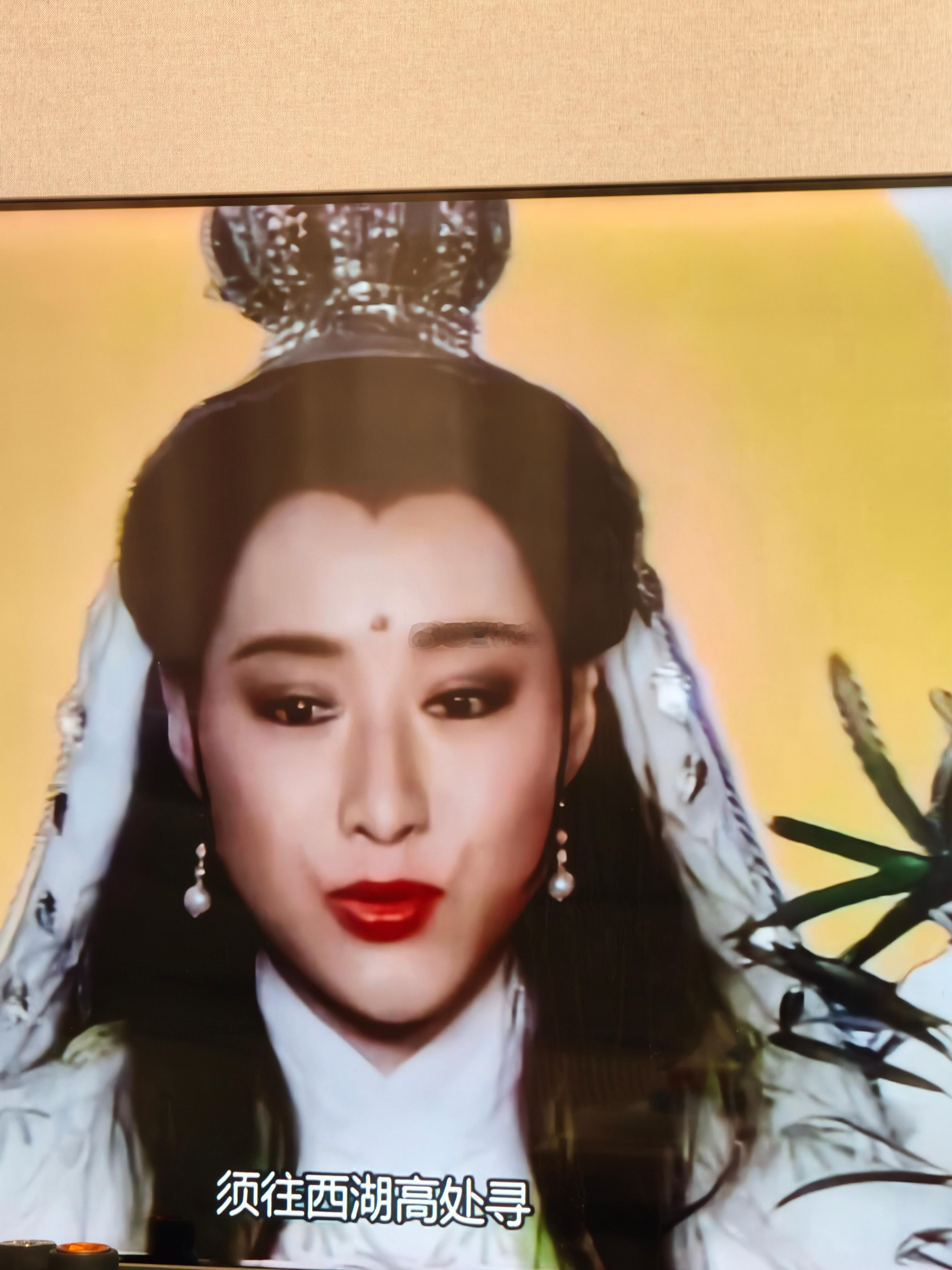 记忆出现了偏差，我记得白素贞变成人就马上去找恩人了，恋爱脑。原来是她在青城山寺庙