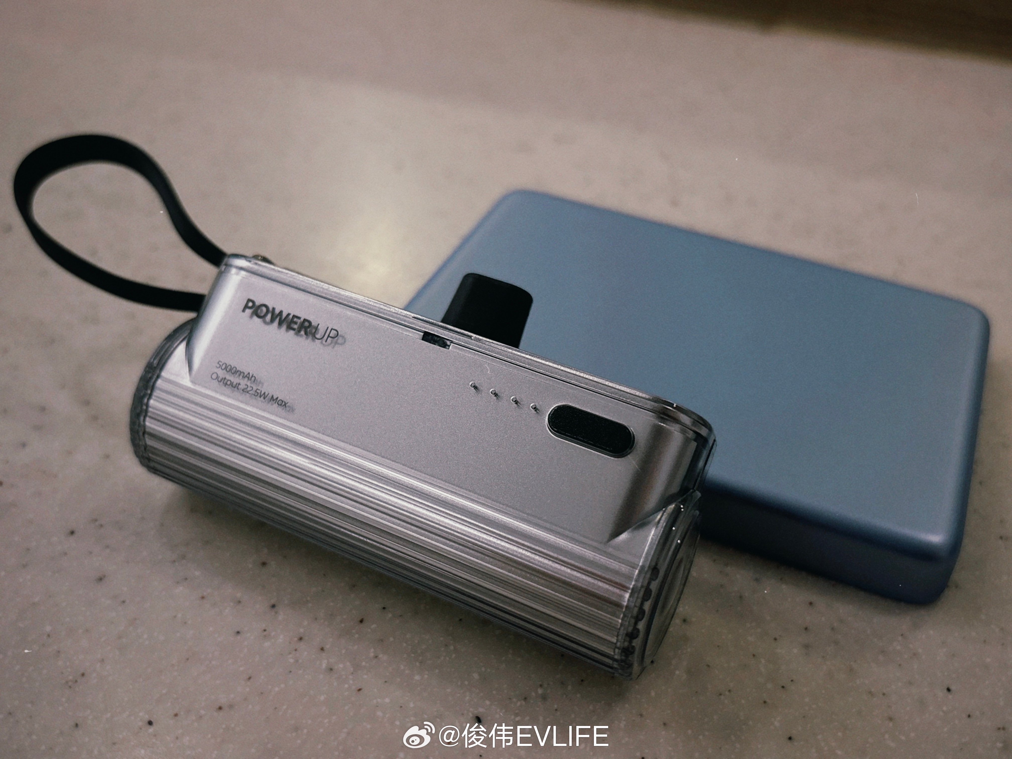 出门带了两个5000毫安的充电宝 