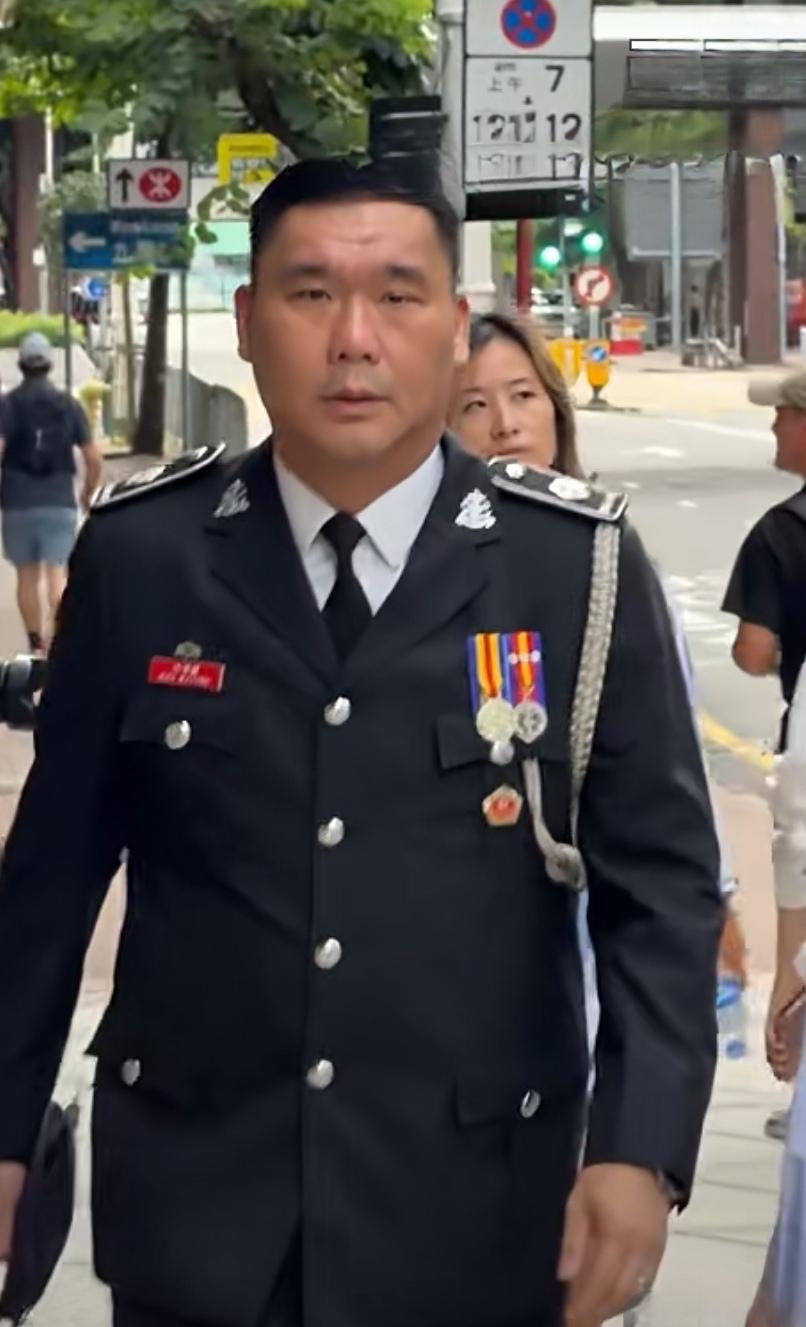 迎面走来一名制服男，步履带风，威武霸气，也不知是哪个单位的领导？